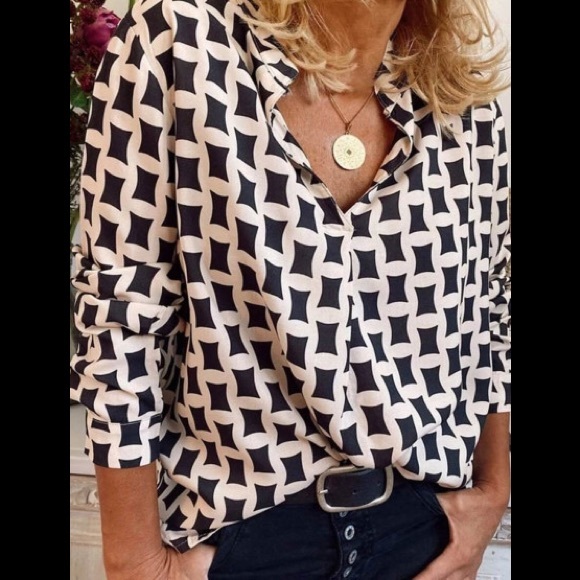 Geometric Design Button Up Blouse - Picture 3 of 4